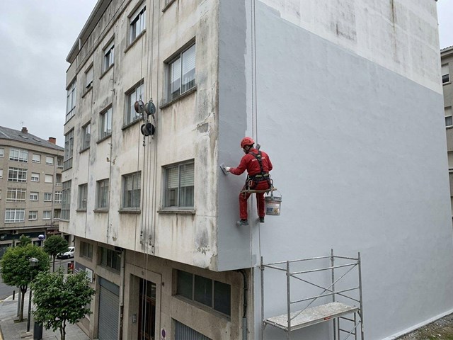 Adiós a la humedad y el frío, recubre y aísla tu fachada deteriorada en Ourense
