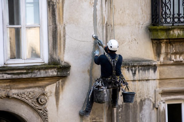 Protege y revaloriza tu inmueble con rehabilitación integral de fachadas en Ourense - Imagen 1