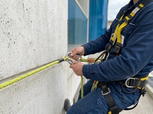 Trabaja en altura con total seguridad: líneas de vida permanentes homologadas en Ourense - Imagen 1