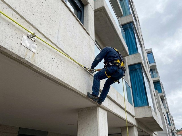 Trabaja en altura con total seguridad: líneas de vida permanentes homologadas en Ourense